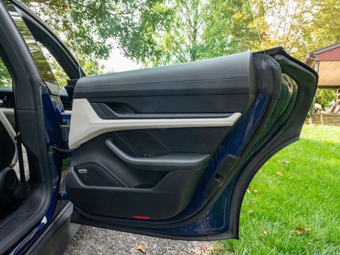 Used 2021 Porsche Taycan image 4