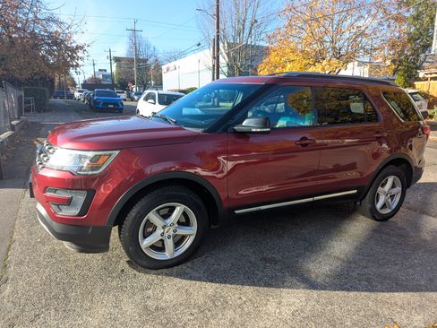 Used 2017 Ford Explorer XLT w/ Equipment Group 202A image 4