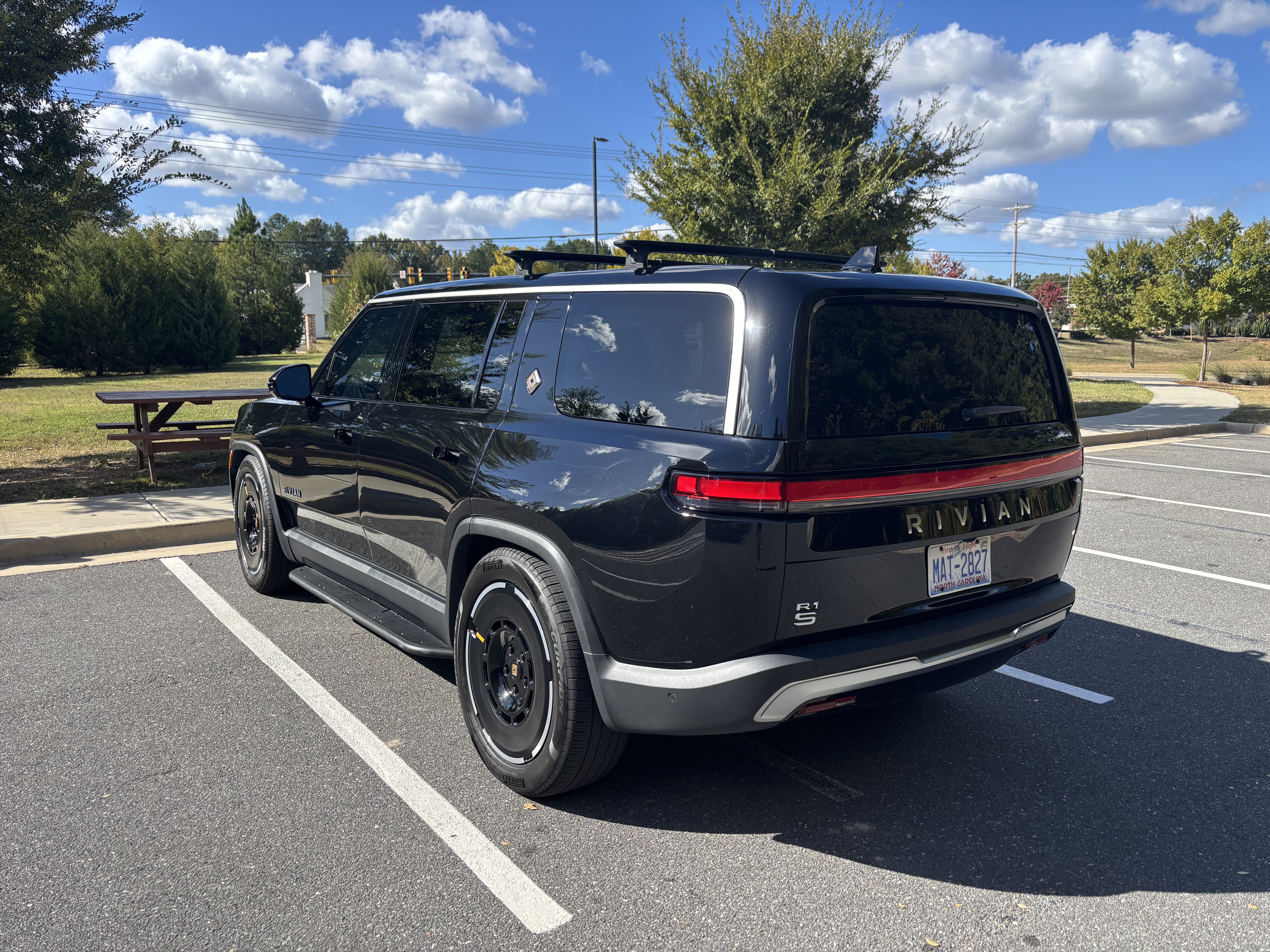 Used 2025 Rivian R1S Adventure Dual AWD/4WD image 8