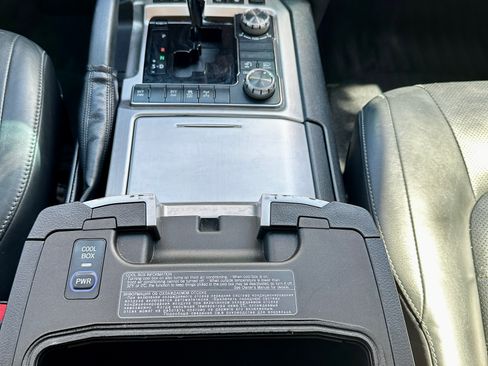 Used 2016 Toyota Land Cruiser image 11