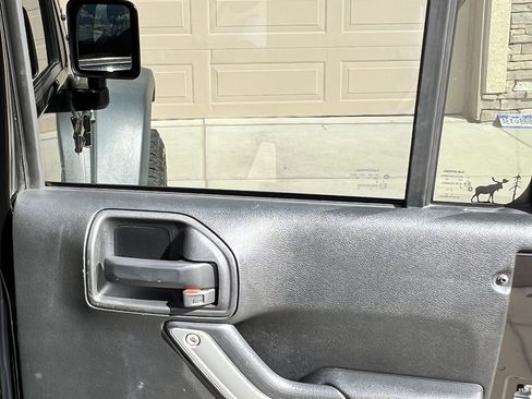 Used 2017 Jeep Wrangler Unlimited Rubicon w/ Connectivity Group image 18