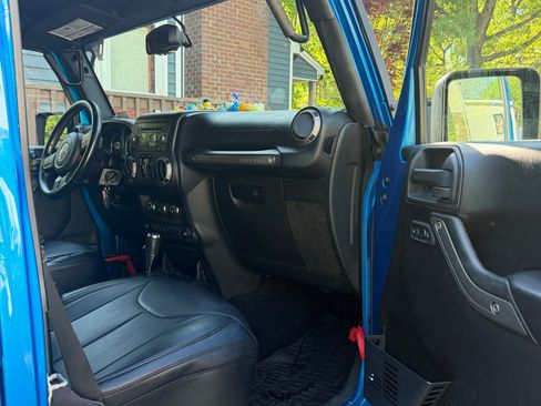 Used 2015 Jeep Wrangler Unlimited Sport w/ Quick Order Package 24S AWD/4WD image 16