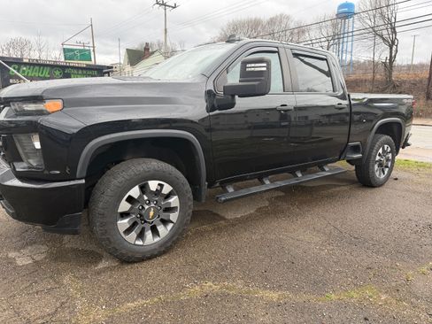 Used 2021 Chevrolet Silverado 2500 Custom w/ Custom Value Package image 2