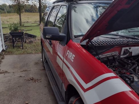 Used 2010 Ford Expedition XLT image 2