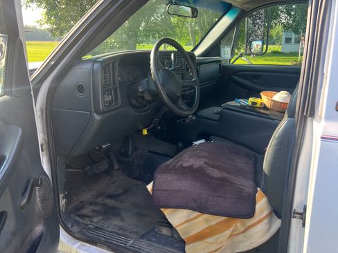 Used 2002 Chevrolet Silverado 3500 4x4 Regular Cab w/ Snow Plow Prep Pkg image 6