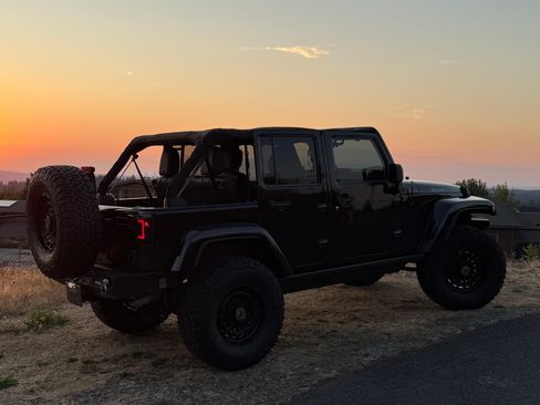 Used 2014 Jeep Wrangler Unlimited Rubicon w/ Connectivity Group image 5