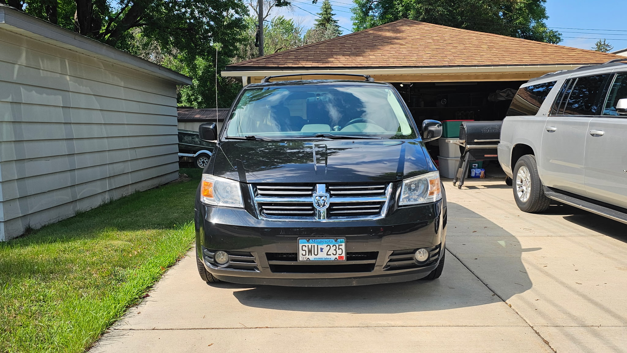 Used 2010 Dodge Grand Caravan SXT FWD image 1