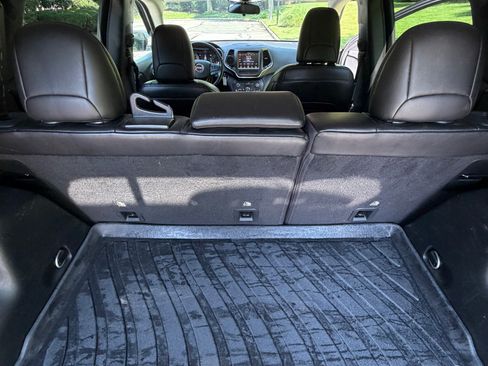 Used 2019 Jeep Cherokee Trailhawk AWD/4WD image 9