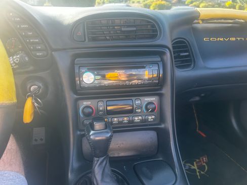 Used 2002 Chevrolet Corvette Convertible w/ Preferred Equipment Group2 RWD image 16