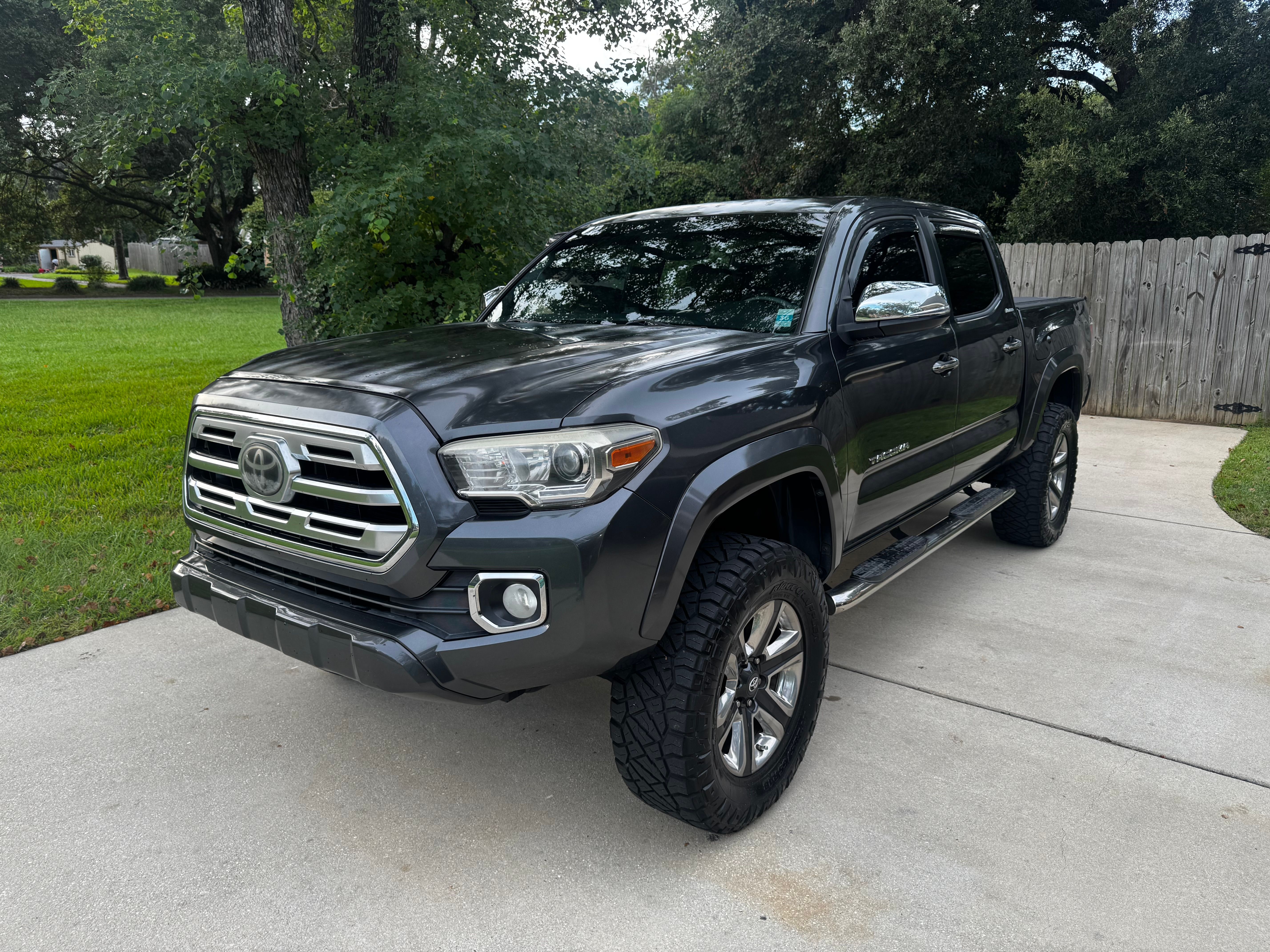 Used 2018 Toyota Tacoma Limited RWD image 1