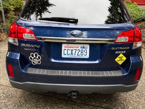 Used 2011 Subaru Outback 2.5i Limited w/ PWR Moonroof Pkg AWD/4WD image 5