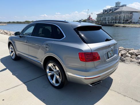 Used 2018 Bentley Bentayga Onyx Edition image 8