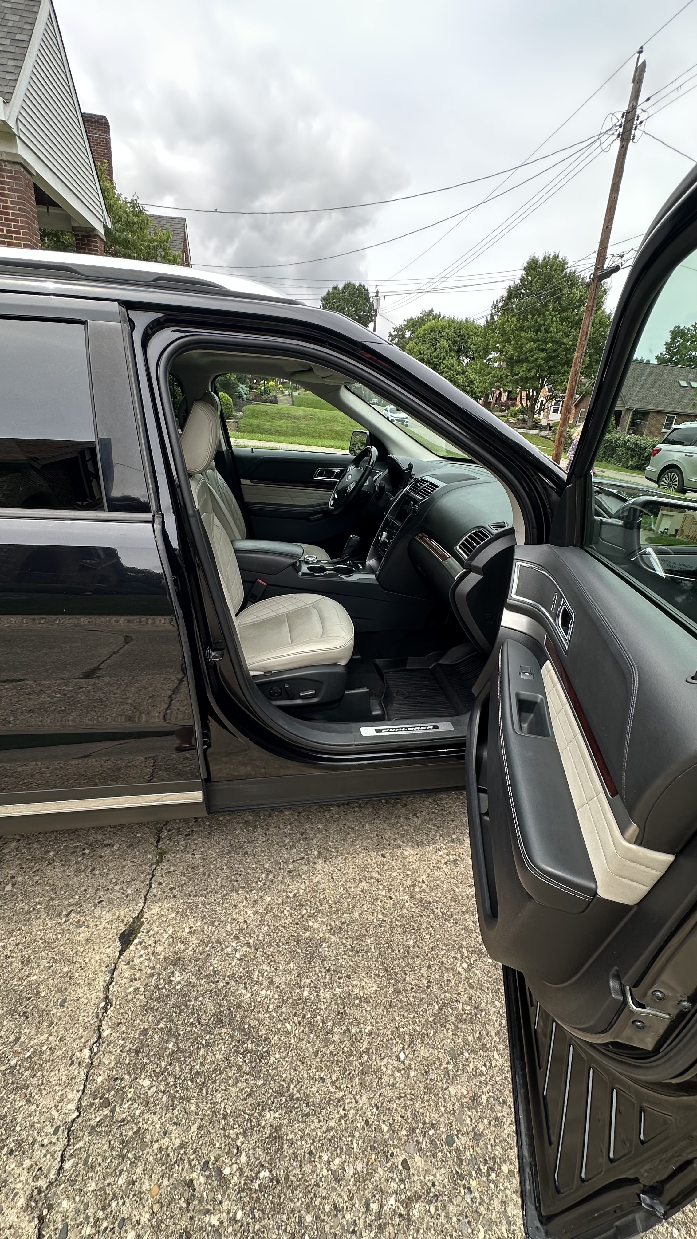 Used 2019 Ford Explorer Platinum AWD/4WD image 16