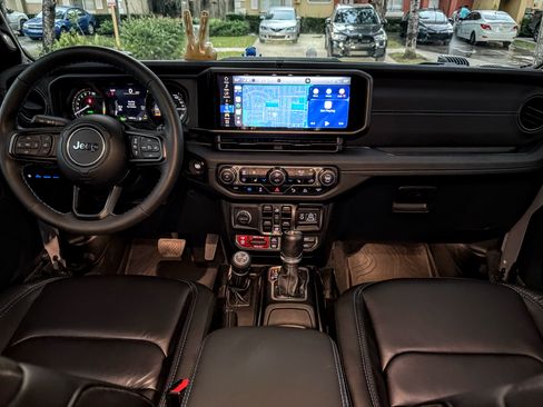 Used 2024 Jeep Wrangler Unlimited Rubicon 4xe image 15