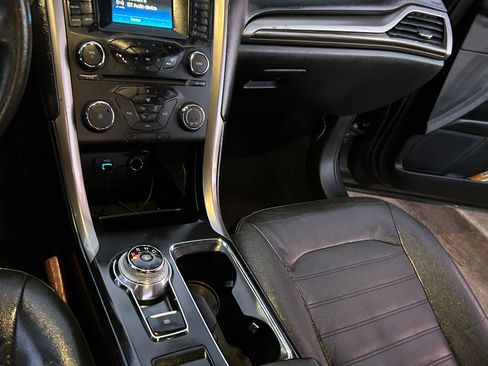 Used 2018 Ford Fusion SE image 11