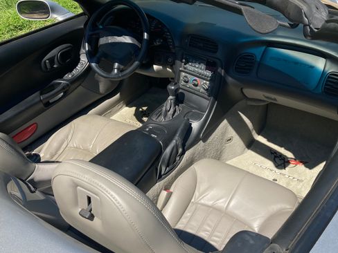Used 2002 Chevrolet Corvette Convertible RWD image 4