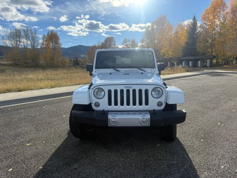 Used 2015 Jeep Wrangler Unlimited Sahara image 2