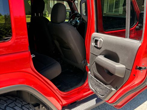 Used 2021 Jeep Wrangler Unlimited Sahara w/ Uconnect 4C Nav & Sound Group AWD/4WD image 14
