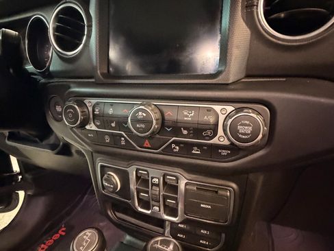 Used 2020 Jeep Gladiator Overland AWD/4WD image 11