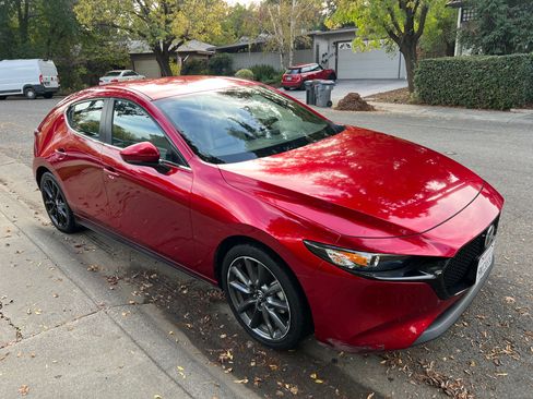 Used 2020 MAZDA MAZDA3 Hatchback w/ Preferred Package image 2