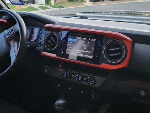 Used 2016 Toyota Tacoma TRD Sport image 9