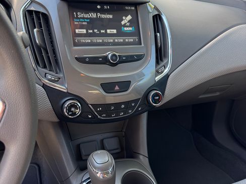 Used 2018 Chevrolet Cruze LT w/ Convenience Package FWD image 10