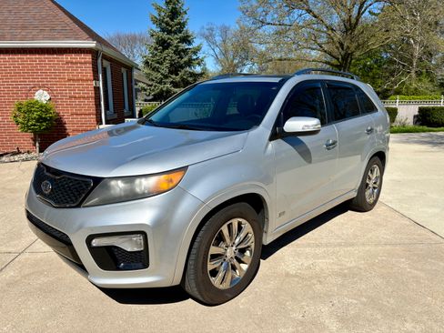 Used 2011 Kia Sorento SX image 2