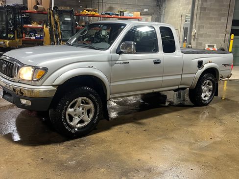 Used 2001 Toyota Tacoma Limited image 2