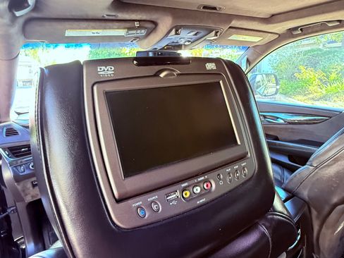 Used 2015 Cadillac Escalade ESV Platinum image 10