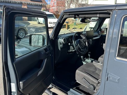 Used 2016 Jeep Wrangler Unlimited Sahara w/ Connectivity Group image 20