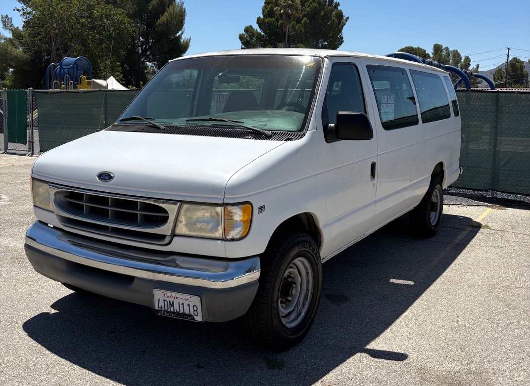 Used 1999 Ford E-350 and Econoline 350 Club Wagon RWD image 2
