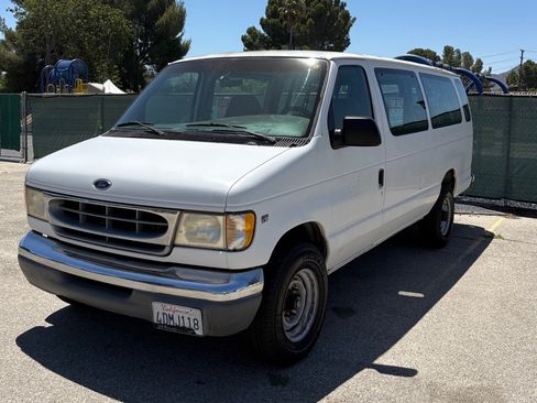 Used 1999 Ford E-350 and Econoline 350 Club Wagon RWD image 2