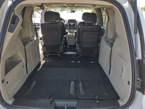 Used 2014 Chrysler Town & Country Touring image 20