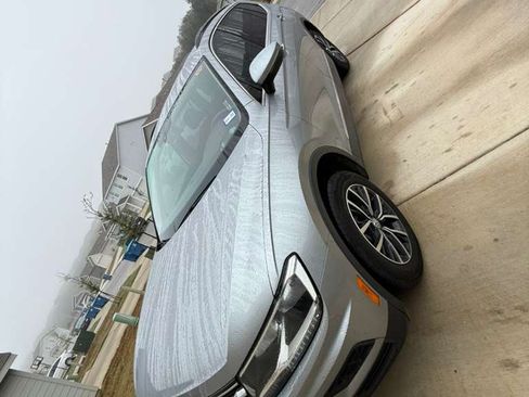 Used 2020 Volkswagen Tiguan SE image 17