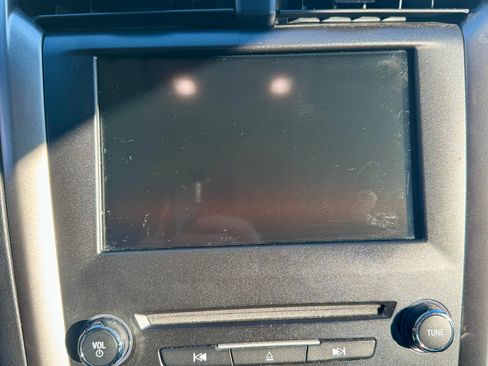 Used 2017 Ford Fusion SE w/ Fusion SE Technology Package image 12