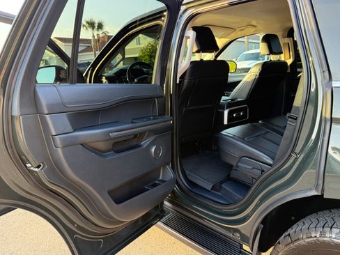 Used 2022 Ford Expedition XLT image 12