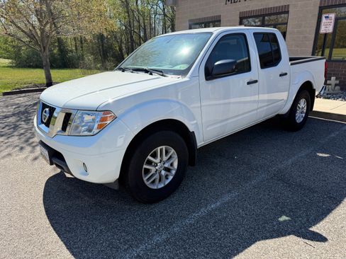 Used 2020 Nissan Frontier SV image 1
