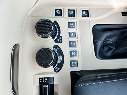 Used 2020 Lexus LX 570 4WD w/ Luxury Package image 12