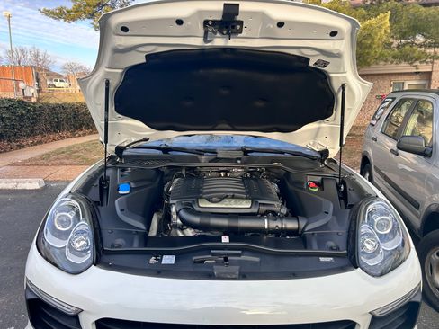 Used 2016 Porsche Cayenne w/ Premium Package image 2