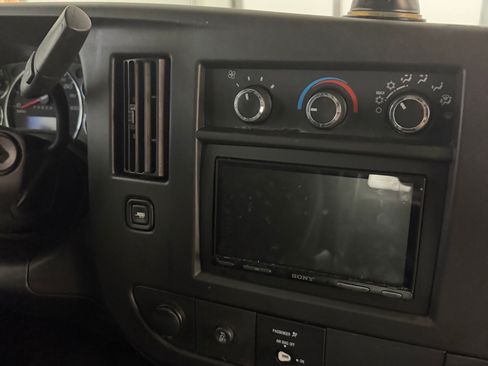 Used 2019 GMC Savana 2500 w/ Driver Convenience Package RWD image 4