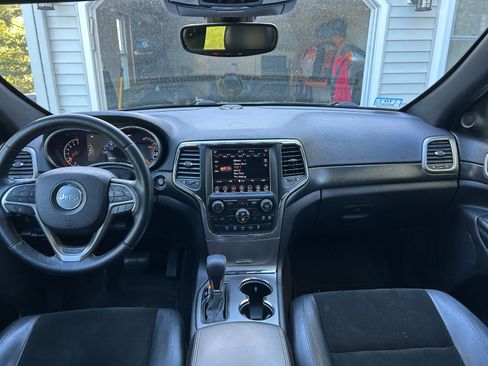 Used 2018 Jeep Grand Cherokee Altitude AWD/4WD image 10