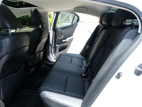 Used 2023 Lexus ES 300h w/ Premium Package FWD image 13