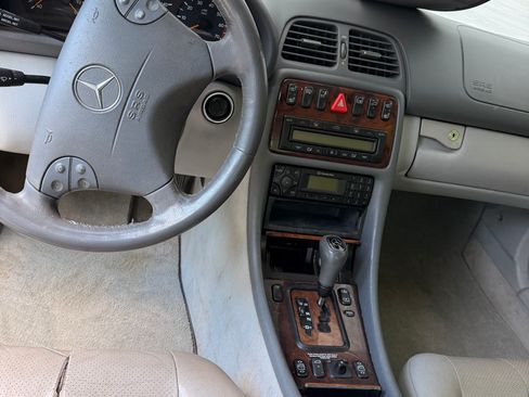 Used 2000 Mercedes-Benz CLK 320 Coupe image 2