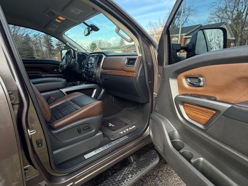 Used 2018 Nissan Titan Platinum Reserve w/ Platinum Utility Package image 11
