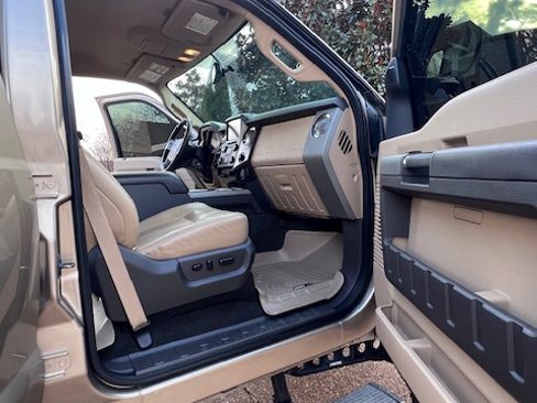 Used 2014 Ford F250 Lariat w/ Lariat Interior Package image 24