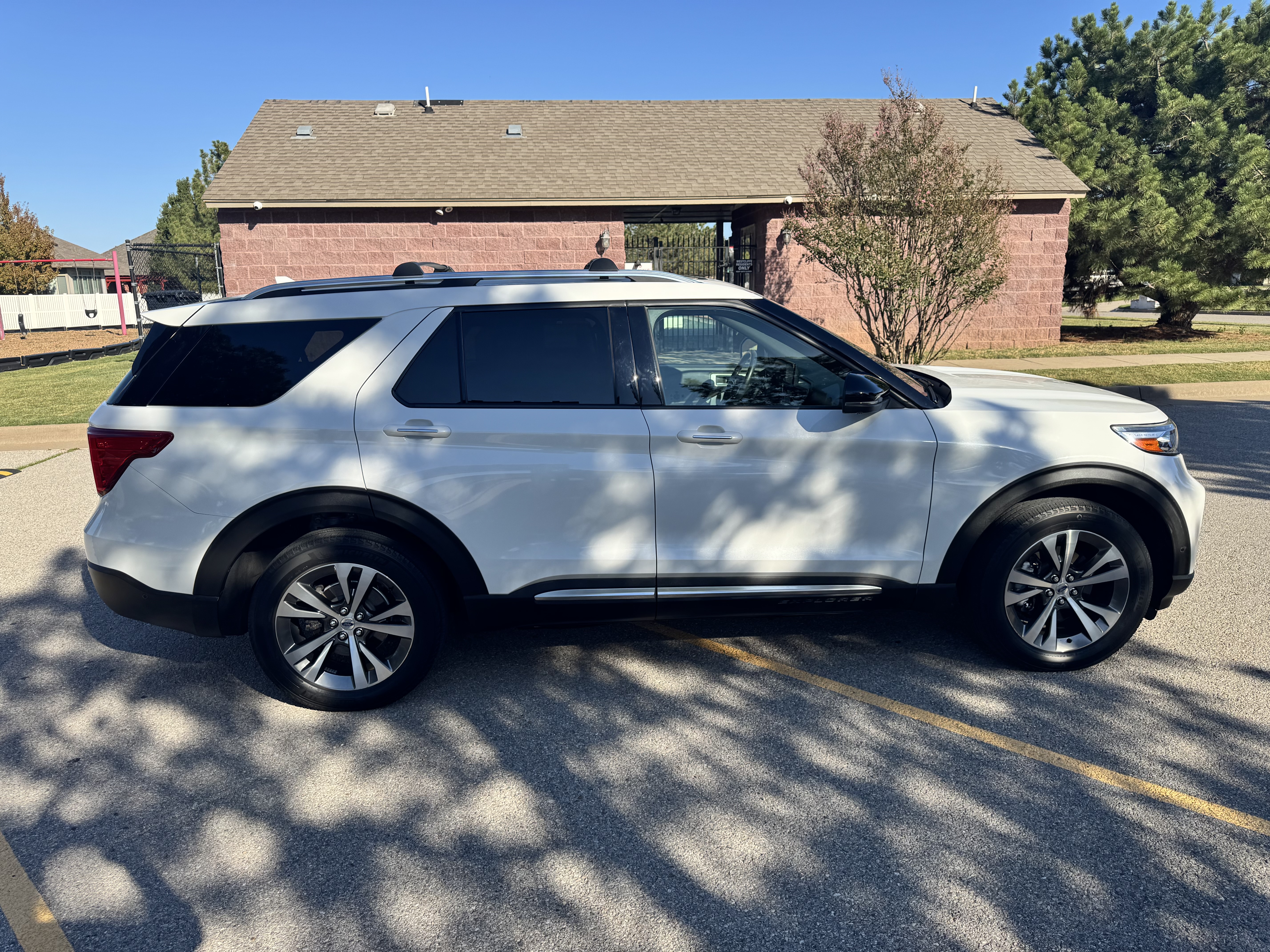 Used 2020 Ford Explorer Platinum w/ Premium Technology Package AWD/4WD image 10