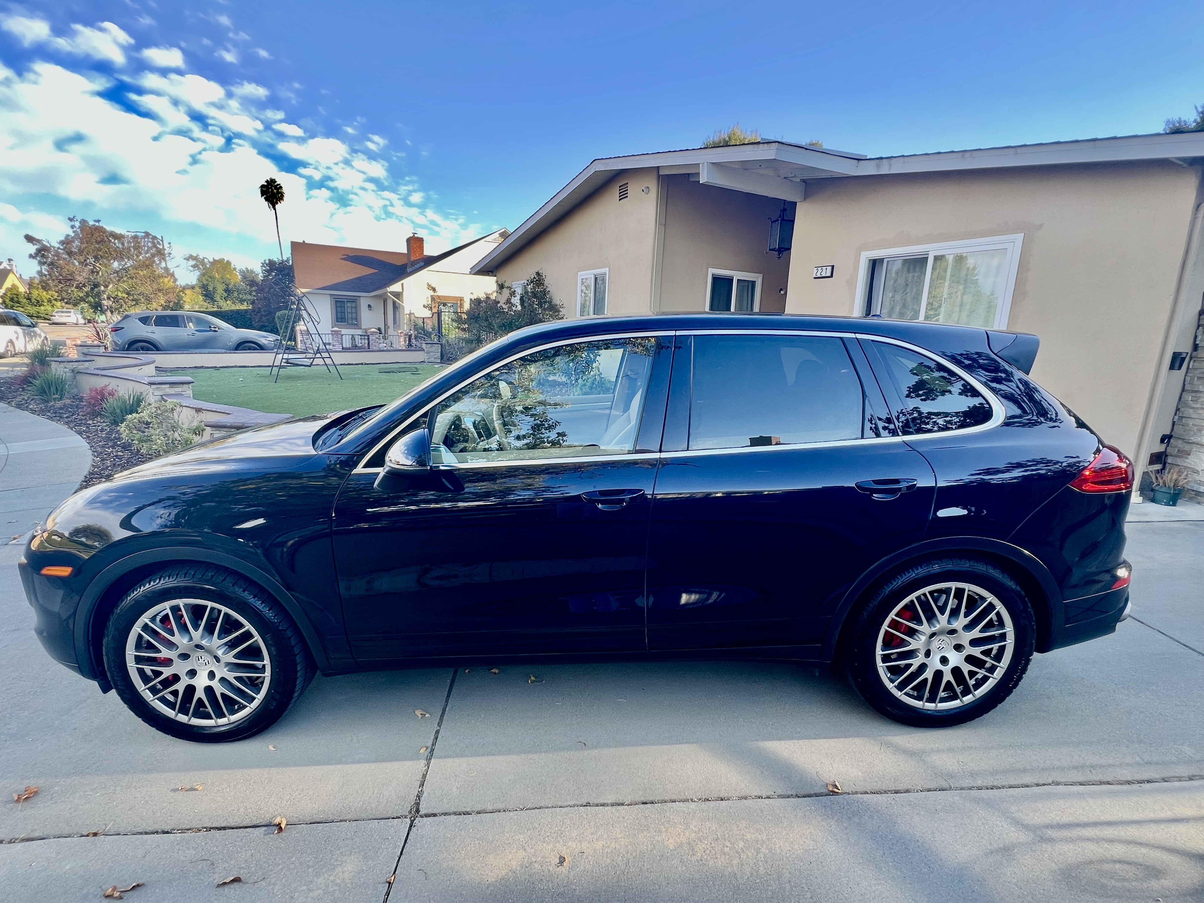 Used 2015 Porsche Cayenne Turbo AWD/4WD image 4