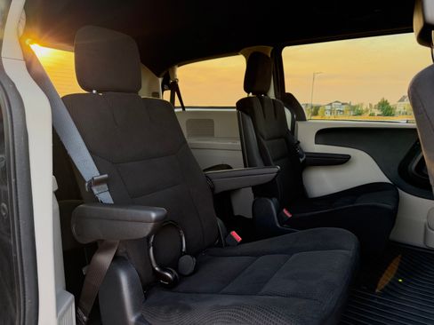 Used 2014 Dodge Grand Caravan SE FWD image 17