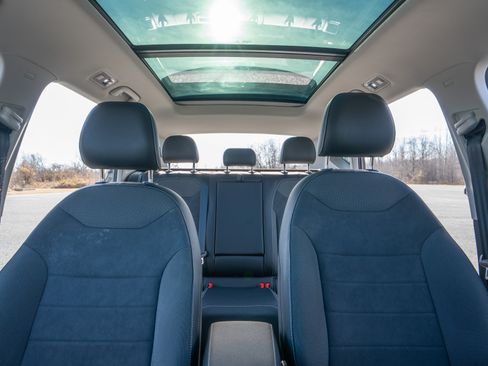 Used 2022 Volkswagen Taos SE w/ Panoramic Sunroof Package image 6