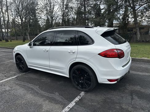 Used 2013 Porsche Cayenne Turbo w/ Sportdesign Pkg w/Side Skirts image 35